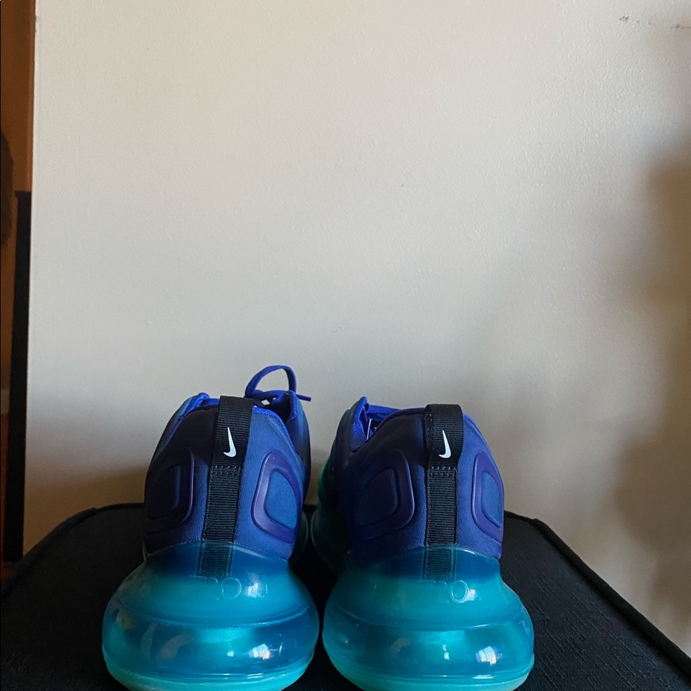 Nike AirMax 720 - Picture 2 of 4